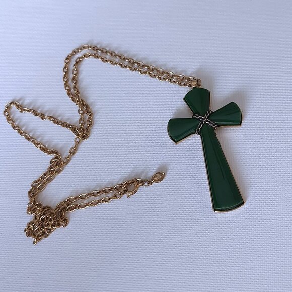 1970's Vintage Jade Green Avon Juliet Cross Pendant - Picture 2 of 6